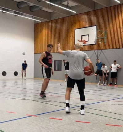 alt="Basketball Training mit Coach und Spielern in der Halle beim MTV Karlsruhe"