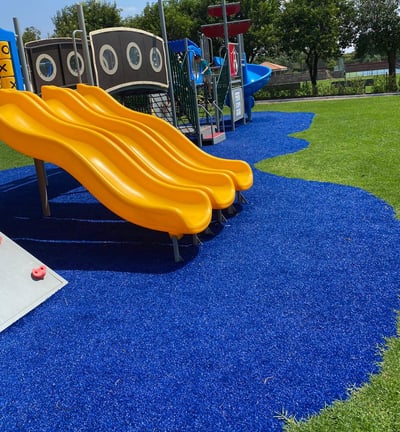 pasto sintetico instalado en un area de juegos de una terraza infantil