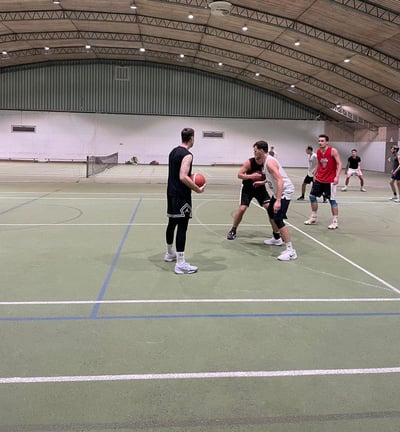 alt="Basketballspieler in Aktion während eines Trainingsspiels in der Sporthalle des MTV Karlsruhe"