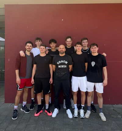 alt="Gruppenfoto der Trainingsplattform des MTV Karlsruhe mit Coach Mirza Djodjic"