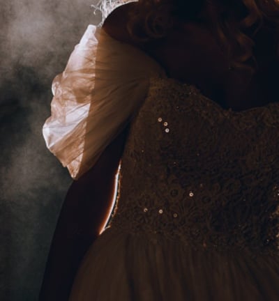 una sposa in abito da sposa in piedi su una porta