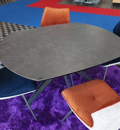 une table avec des chaises /a table with chairs 
