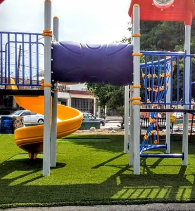 pasto sintetico instalado en un area de juegos para niños