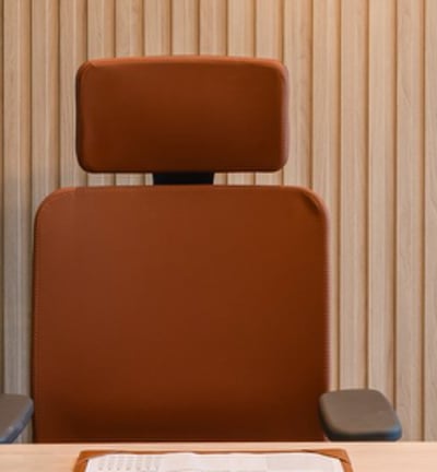 Mesa de consultório reformado pela Nattú Engenharia com cadeira ergonômica e luminária moderna