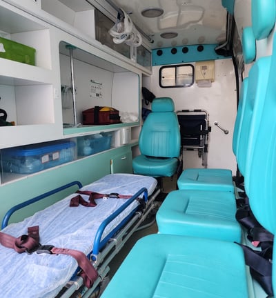 ambulância preparada para atender paciente