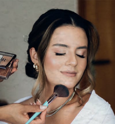 Cliente após produção de maquiagem e penteado em Araucária