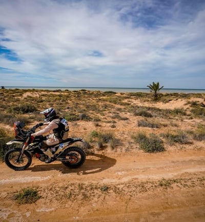 moto rally dans dunes