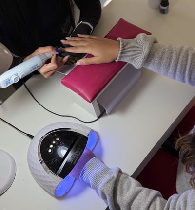 Cuidado y mantenimiento de tus uñas con equipos y productos de primera calidad