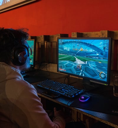 Un joueur compétitif s'entraînant sur un jeu-vidéo