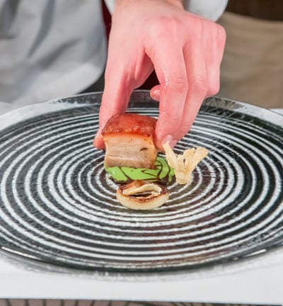 chef che assembla il proprio piatto