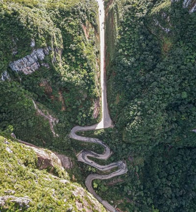 Trilha, natureza exuberante e aventura nas montanhas 