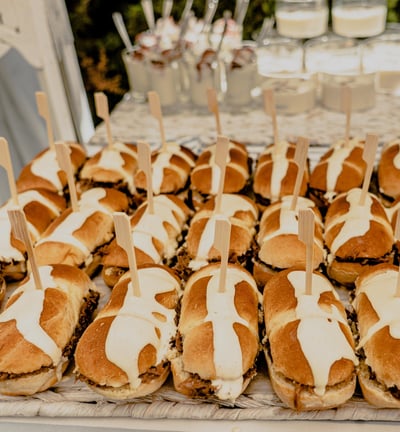 Mini bocadillos para eventos informales en Málaga. Sabor casero, presentación divertida
