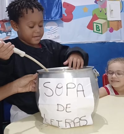 Aluno em sala de aula realizando atividade lúdica
