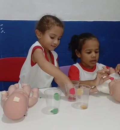 Duas alunas da educação infantil em atividade na sala de aula