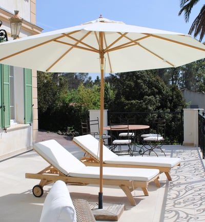 Grande terrasse avec parasols et transats