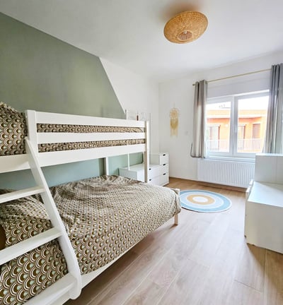 Chambre pour 3 enfants avec literie neuve et jouets