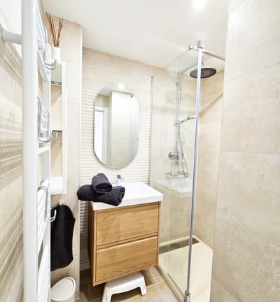 Salle de bain moderne avec douche italienne