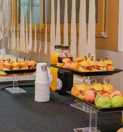 Le buffet avec les boissons et les petites bouchées à manger