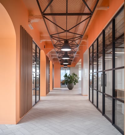 Diseño y construcción de áreas comunes en espacios corporativos.