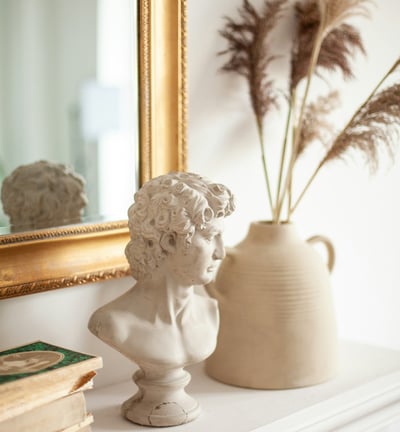 famous bust and a vase with flowers / buste célèbre et un vase avec des fleurs