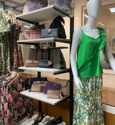 Ropa de mujer barata en la manga del mar menor