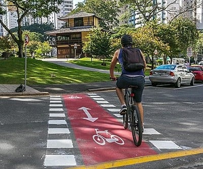 ciclista trafega em faixa exclusiva - Curitiba