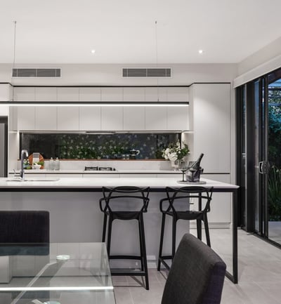 a moderne kitchen black and white with a table and chairs / une cuisine moderne noir et blanc