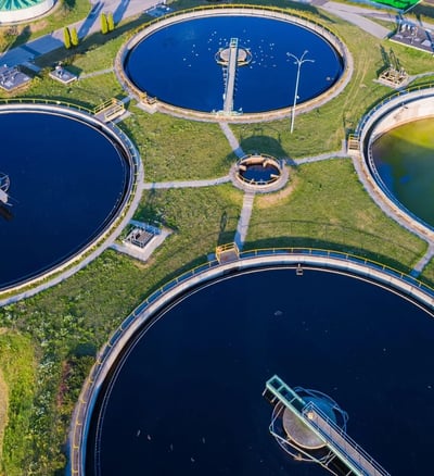 a large amount of water is being used to make a unique and unique looking water