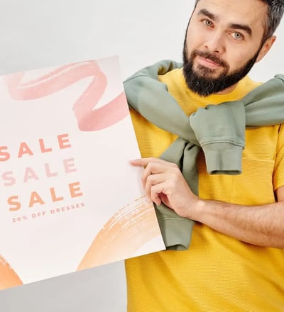 Pembe Kağıt Tutan Sarı Polo Gömlekli Adam
