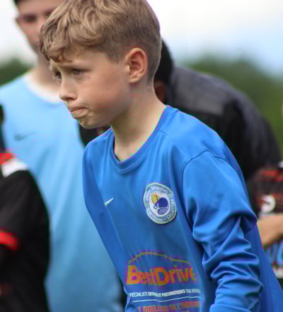 enfant de face en tenue de foot