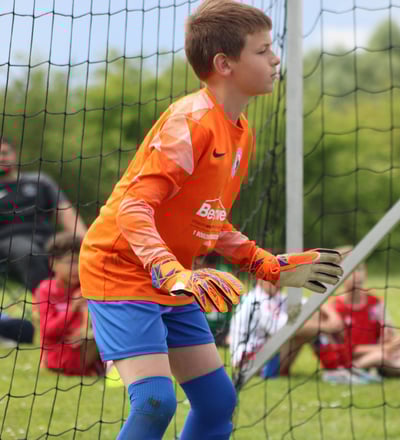 enfant dans les cages de foot