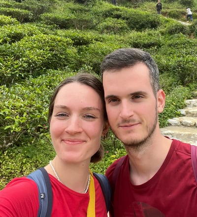 Marzia e Tommaso in una piantagione di tè nelle Cameron Highlands in Malesia