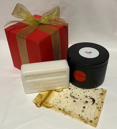 Petite boîte cadeau rouge avec bougie et savon