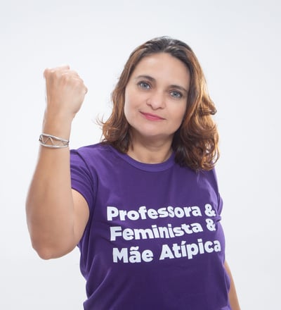 Anna Karina veste camisa lilás escrita Professora & Feminista & Mãe Atípica