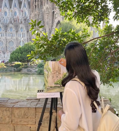 Artista shirley johnston pintando la sagrada familia en barcelona