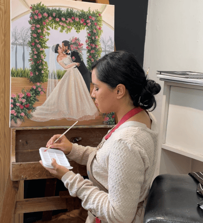 Artista shirley johnston pintando en su taller