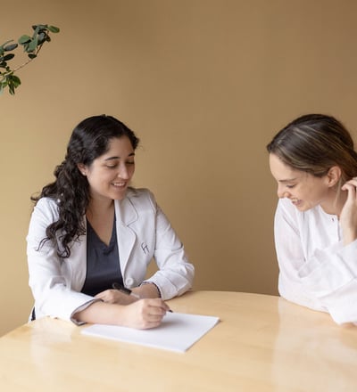 Fertility consultation in progress at Fertilidad Integral – compassionate patient guidance.