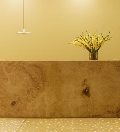 Reception area with floral arrangement – welcoming design at fertility clinic in Mexico.