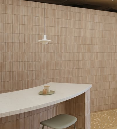 Modern interior space at Fertilidad Integral with soft tiles.