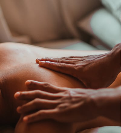 massagem. cuidado do corpo. naturologia. saúde e bem-estar. terapias naturais