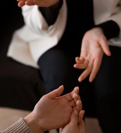 terapia. pessoas conversando. cuidando da mente. conversa. saúde mental. naturologia.