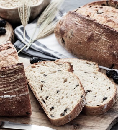 Hariye Artisan Bakery Cafe’nin vitrininden bir görünüm: Cevizli çavdar, tam buğday ve fındıklı meyve