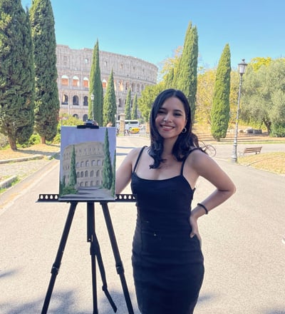 artista shirleu johnston mostrando su paisajismo del coliseo romano 