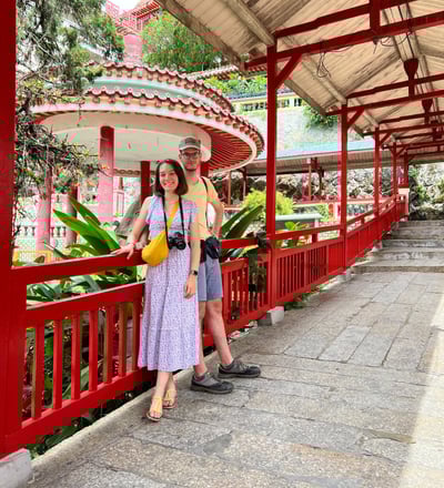 Marzia e Tommaso nel cortile del Kek Lok Si Temple, a Georgetown in Malesia