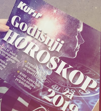 Novine sa dodatkom godišnjeg horoskopa koji je Helena pisala za Kurir novine.