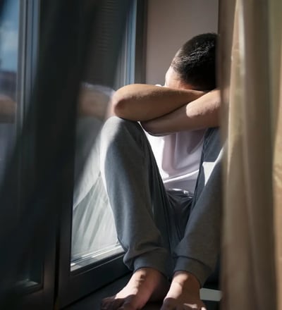 homme en dépression. Sortir de la depression avec un magnétiseur à Nantes