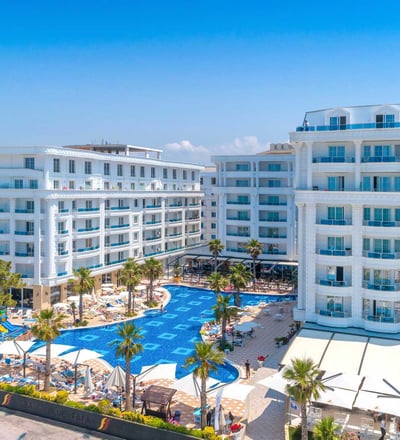 grande piscine et vue mer depuis les chambres