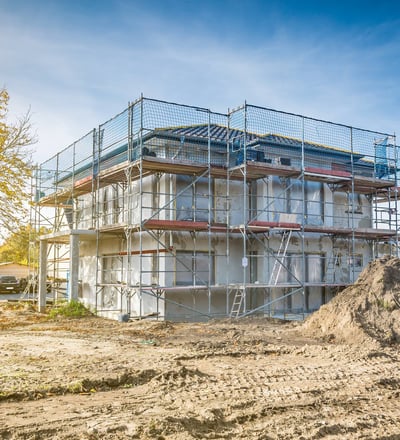 Sanierungsprojekt mit Baugerüst an einem mehrstöckigen Gebäude auf einer Baustelle bei Tageslicht