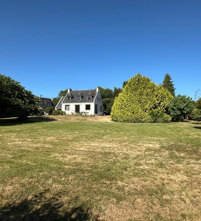 Une maison avec un immense jardin donnant accès sur la Ria d’Étel