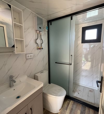 Vue intérieure salle de bain tiny house